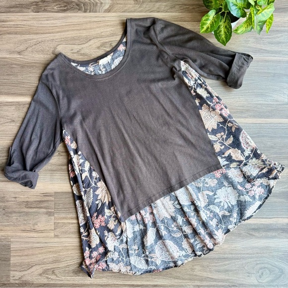 Altar'd State Gray Floral Hi Low Oversized 3/4 Sleeve Mixed Media Tunic  Size S - Picture 2 of 15